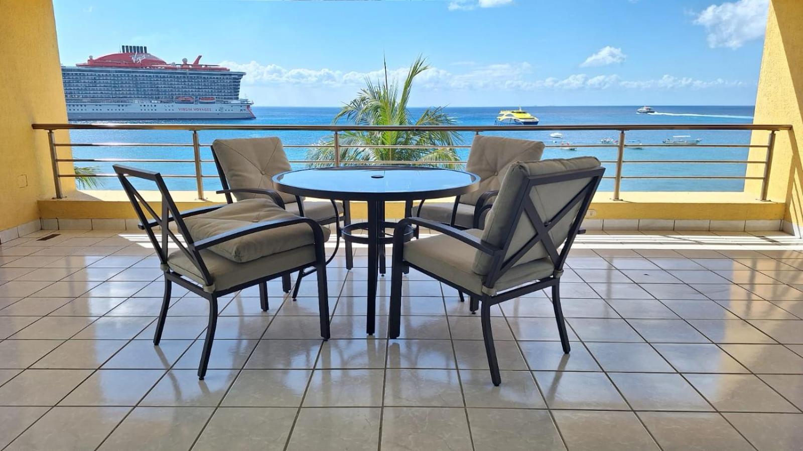 Amazing Oceanfront In Downtown Apartment *